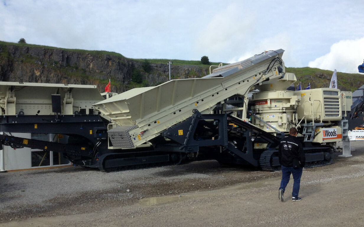 LT300HP from back right of stand