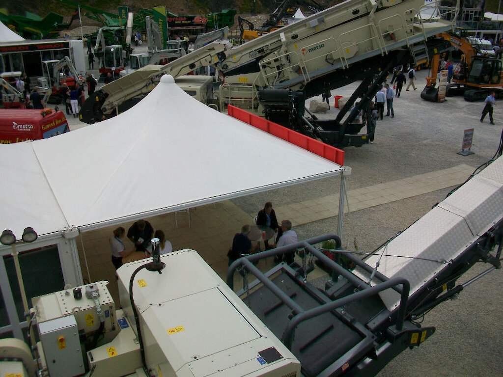 View form on top of Metso LT125